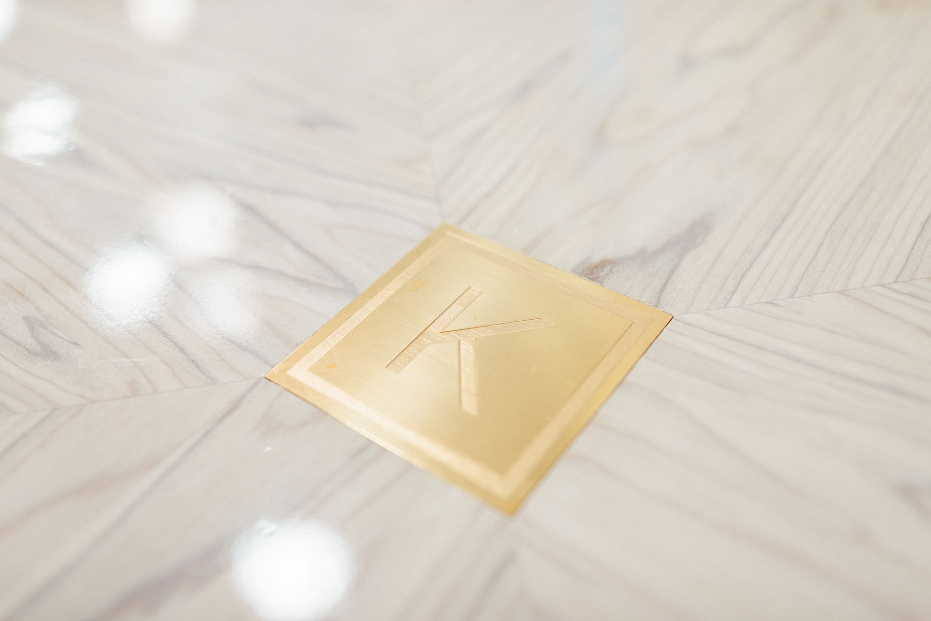 Goldene Fliese mit K-Logo