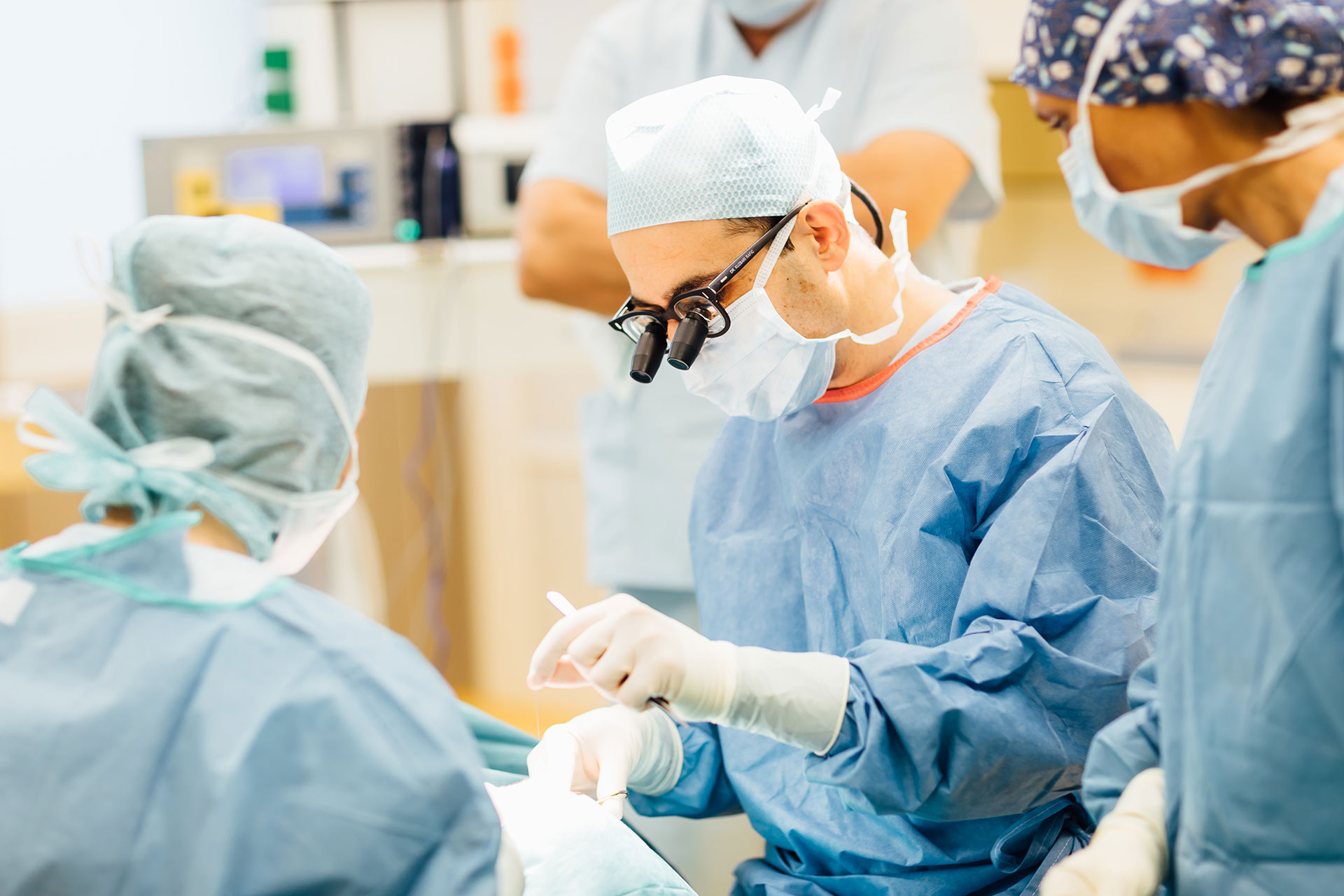 Dr. Kuzbari während einer Operation im eigenen OP-Saal